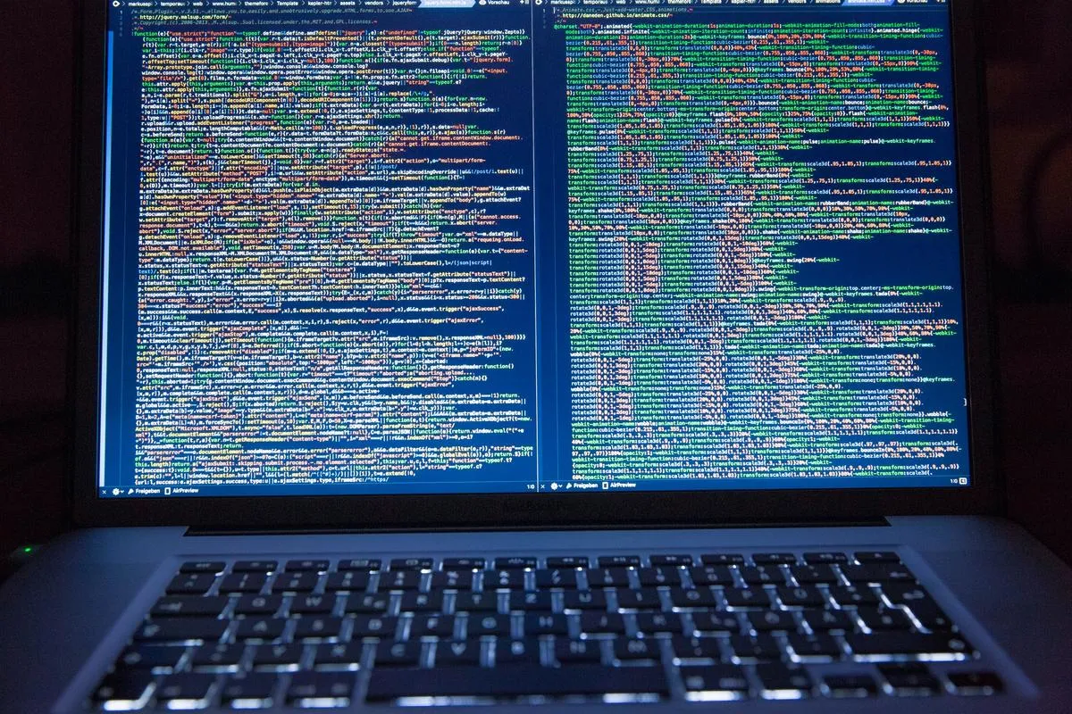 Laptop z kodem programu na ekranie